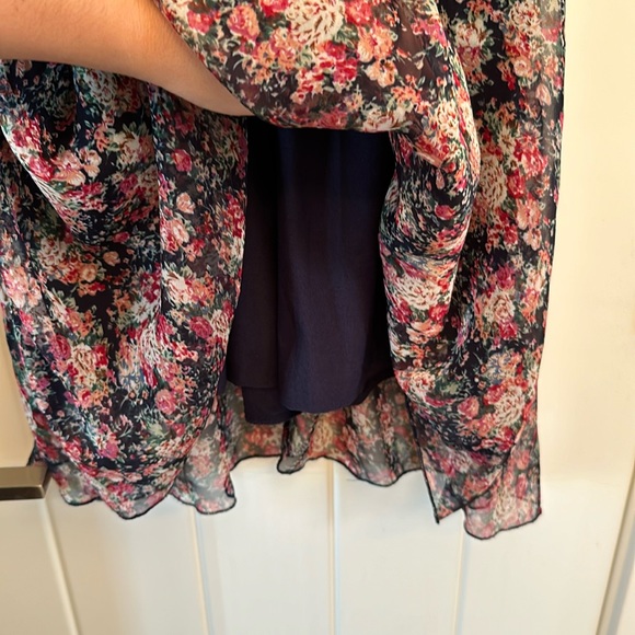Gorgeous flowy floral dress - Picture 3 of 4